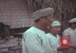 Standbild US-Soldaten sprechen mit vietnamesischen Männern Vietnam, 1967, aus Sekunde 19 historischem Filmmaterial Videoclip 65675079545