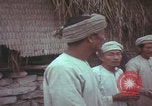 Standbild US-Soldaten sprechen mit vietnamesischen Männern Vietnam, 1967, aus Sekunde 21 historischem Filmmaterial Videoclip 65675079545