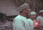 Standbild US-Soldaten sprechen mit vietnamesischen Männern Vietnam, 1967, aus Sekunde 22 historischem Filmmaterial Videoclip 65675079545