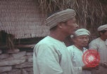 Standbild US-Soldaten sprechen mit vietnamesischen Männern Vietnam, 1967, aus Sekunde 23 historischem Filmmaterial Videoclip 65675079545