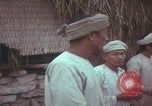 Standbild US-Soldaten sprechen mit vietnamesischen Männern Vietnam, 1967, aus Sekunde 24 historischem Filmmaterial Videoclip 65675079545