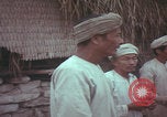Standbild US-Soldaten sprechen mit vietnamesischen Männern Vietnam, 1967, aus Sekunde 25 historischem Filmmaterial Videoclip 65675079545