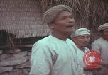 Standbild US-Soldaten sprechen mit vietnamesischen Männern Vietnam, 1967, aus Sekunde 26 historischem Filmmaterial Videoclip 65675079545
