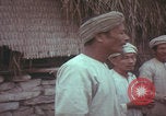 Standbild US-Soldaten sprechen mit vietnamesischen Männern Vietnam, 1967, aus Sekunde 27 historischem Filmmaterial Videoclip 65675079545
