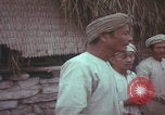 Standbild US-Soldaten sprechen mit vietnamesischen Männern Vietnam, 1967, aus Sekunde 28 historischem Filmmaterial Videoclip 65675079545