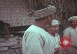 Standbild US-Soldaten sprechen mit vietnamesischen Männern Vietnam, 1967, aus Sekunde 29 historischem Filmmaterial Videoclip 65675079545