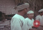 Standbild US-Soldaten sprechen mit vietnamesischen Männern Vietnam, 1967, aus Sekunde 30 historischem Filmmaterial Videoclip 65675079545