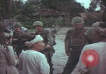 Standbild US-Soldaten sprechen mit vietnamesischen Männern Vietnam, 1967, aus Sekunde 31 historischem Filmmaterial Videoclip 65675079545