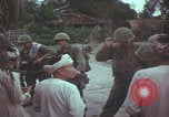 Standbild US-Soldaten sprechen mit vietnamesischen Männern Vietnam, 1967, aus Sekunde 32 historischem Filmmaterial Videoclip 65675079545