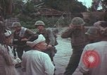 Standbild US-Soldaten sprechen mit vietnamesischen Männern Vietnam, 1967, aus Sekunde 33 historischem Filmmaterial Videoclip 65675079545