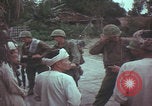 Standbild US-Soldaten sprechen mit vietnamesischen Männern Vietnam, 1967, aus Sekunde 34 historischem Filmmaterial Videoclip 65675079545