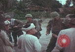 Standbild US-Soldaten sprechen mit vietnamesischen Männern Vietnam, 1967, aus Sekunde 35 historischem Filmmaterial Videoclip 65675079545