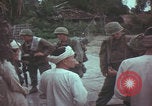 Standbild US-Soldaten sprechen mit vietnamesischen Männern Vietnam, 1967, aus Sekunde 36 historischem Filmmaterial Videoclip 65675079545