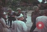 Standbild US-Soldaten sprechen mit vietnamesischen Männern Vietnam, 1967, aus Sekunde 37 historischem Filmmaterial Videoclip 65675079545