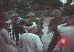 Standbild US-Soldaten sprechen mit vietnamesischen Männern Vietnam, 1967, aus Sekunde 38 historischem Filmmaterial Videoclip 65675079545
