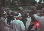 Standbild US-Soldaten sprechen mit vietnamesischen Männern Vietnam, 1967, aus Sekunde 39 historischem Filmmaterial Videoclip 65675079545