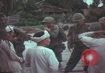 Standbild US-Soldaten sprechen mit vietnamesischen Männern Vietnam, 1967, aus Sekunde 40 historischem Filmmaterial Videoclip 65675079545