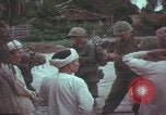 Standbild US-Soldaten sprechen mit vietnamesischen Männern Vietnam, 1967, aus Sekunde 41 historischem Filmmaterial Videoclip 65675079545