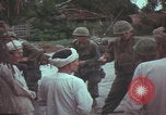 Standbild US-Soldaten sprechen mit vietnamesischen Männern Vietnam, 1967, aus Sekunde 42 historischem Filmmaterial Videoclip 65675079545