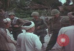 Standbild US-Soldaten sprechen mit vietnamesischen Männern Vietnam, 1967, aus Sekunde 43 historischem Filmmaterial Videoclip 65675079545