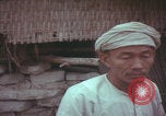 Standbild US-Soldaten sprechen mit vietnamesischen Männern Vietnam, 1967, aus Sekunde 44 historischem Filmmaterial Videoclip 65675079545