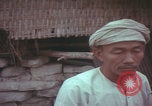 Standbild US-Soldaten sprechen mit vietnamesischen Männern Vietnam, 1967, aus Sekunde 45 historischem Filmmaterial Videoclip 65675079545