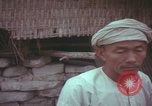 Standbild US-Soldaten sprechen mit vietnamesischen Männern Vietnam, 1967, aus Sekunde 46 historischem Filmmaterial Videoclip 65675079545