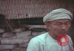 Standbild US-Soldaten sprechen mit vietnamesischen Männern Vietnam, 1967, aus Sekunde 47 historischem Filmmaterial Videoclip 65675079545