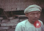 Standbild US-Soldaten sprechen mit vietnamesischen Männern Vietnam, 1967, aus Sekunde 48 historischem Filmmaterial Videoclip 65675079545