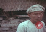 Standbild US-Soldaten sprechen mit vietnamesischen Männern Vietnam, 1967, aus Sekunde 49 historischem Filmmaterial Videoclip 65675079545