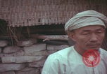 Standbild US-Soldaten sprechen mit vietnamesischen Männern Vietnam, 1967, aus Sekunde 50 historischem Filmmaterial Videoclip 65675079545