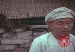 Standbild US-Soldaten sprechen mit vietnamesischen Männern Vietnam, 1967, aus Sekunde 51 historischem Filmmaterial Videoclip 65675079545