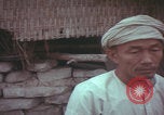 Standbild US-Soldaten sprechen mit vietnamesischen Männern Vietnam, 1967, aus Sekunde 52 historischem Filmmaterial Videoclip 65675079545