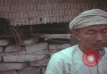 Standbild US-Soldaten sprechen mit vietnamesischen Männern Vietnam, 1967, aus Sekunde 53 historischem Filmmaterial Videoclip 65675079545