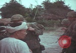 Standbild US-Soldaten sprechen mit vietnamesischen Männern Vietnam, 1967, aus Sekunde 54 historischem Filmmaterial Videoclip 65675079545