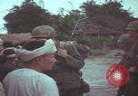 Standbild US-Soldaten sprechen mit vietnamesischen Männern Vietnam, 1967, aus Sekunde 55 historischem Filmmaterial Videoclip 65675079545