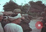 Standbild US-Soldaten sprechen mit vietnamesischen Männern Vietnam, 1967, aus Sekunde 56 historischem Filmmaterial Videoclip 65675079545