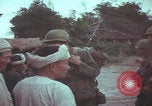 Standbild US-Soldaten sprechen mit vietnamesischen Männern Vietnam, 1967, aus Sekunde 57 historischem Filmmaterial Videoclip 65675079545