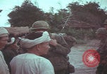 Standbild US-Soldaten sprechen mit vietnamesischen Männern Vietnam, 1967, aus Sekunde 58 historischem Filmmaterial Videoclip 65675079545