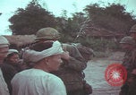 Standbild US-Soldaten sprechen mit vietnamesischen Männern Vietnam, 1967, aus Sekunde 59 historischem Filmmaterial Videoclip 65675079545