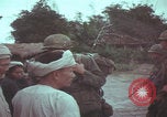 Standbild US-Soldaten sprechen mit vietnamesischen Männern Vietnam, 1967, aus Sekunde 60 historischem Filmmaterial Videoclip 65675079545