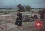Standbild US-Soldaten auf offenem Feld im Vietnamkrieg Vietnam, 1967, aus Sekunde 9 historischem Filmmaterial Videoclip 65675079547