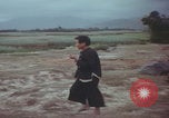 Standbild US-Soldaten auf offenem Feld im Vietnamkrieg Vietnam, 1967, aus Sekunde 10 historischem Filmmaterial Videoclip 65675079547