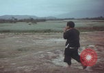 Standbild US-Soldaten auf offenem Feld im Vietnamkrieg Vietnam, 1967, aus Sekunde 11 historischem Filmmaterial Videoclip 65675079547