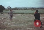 Standbild US-Soldaten auf offenem Feld im Vietnamkrieg Vietnam, 1967, aus Sekunde 12 historischem Filmmaterial Videoclip 65675079547