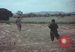 Standbild US-Soldaten auf offenem Feld im Vietnamkrieg Vietnam, 1967, aus Sekunde 13 historischem Filmmaterial Videoclip 65675079547