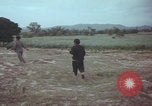Standbild US-Soldaten auf offenem Feld im Vietnamkrieg Vietnam, 1967, aus Sekunde 14 historischem Filmmaterial Videoclip 65675079547