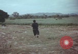 Standbild US-Soldaten auf offenem Feld im Vietnamkrieg Vietnam, 1967, aus Sekunde 15 historischem Filmmaterial Videoclip 65675079547