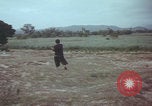 Standbild US-Soldaten auf offenem Feld im Vietnamkrieg Vietnam, 1967, aus Sekunde 16 historischem Filmmaterial Videoclip 65675079547