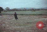 Standbild US-Soldaten auf offenem Feld im Vietnamkrieg Vietnam, 1967, aus Sekunde 17 historischem Filmmaterial Videoclip 65675079547